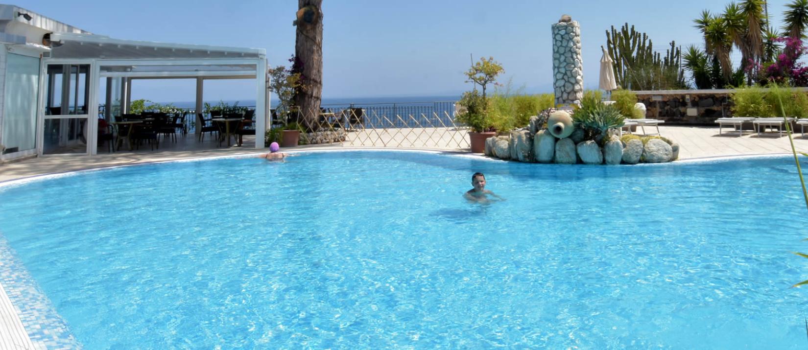 albergolapprodo it hotel-ischia-piscina-solarium-e-centro-benessere 007
